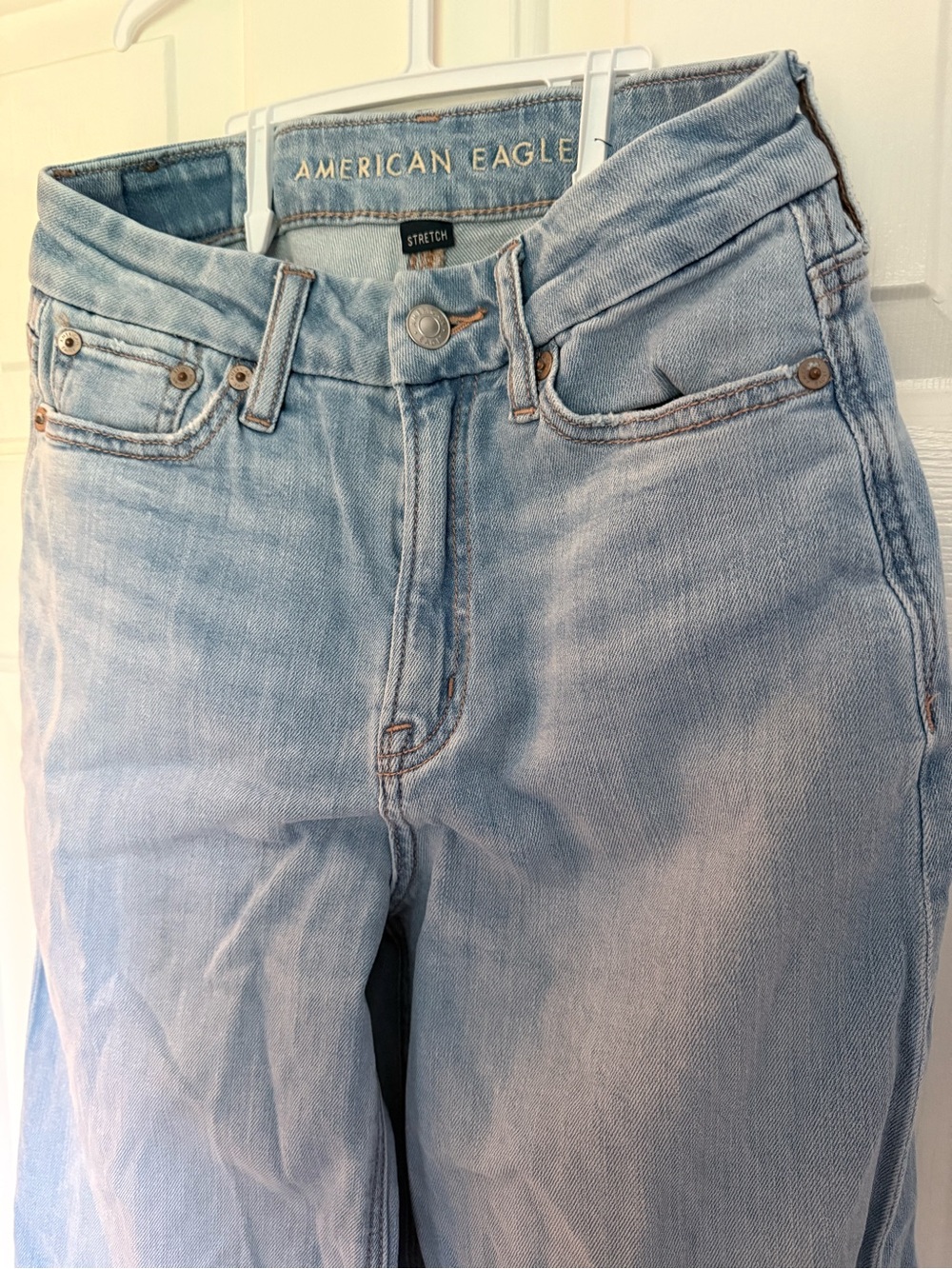 American Eagle Outfitters Light Wash High-Rise Baggy Women's Jeans